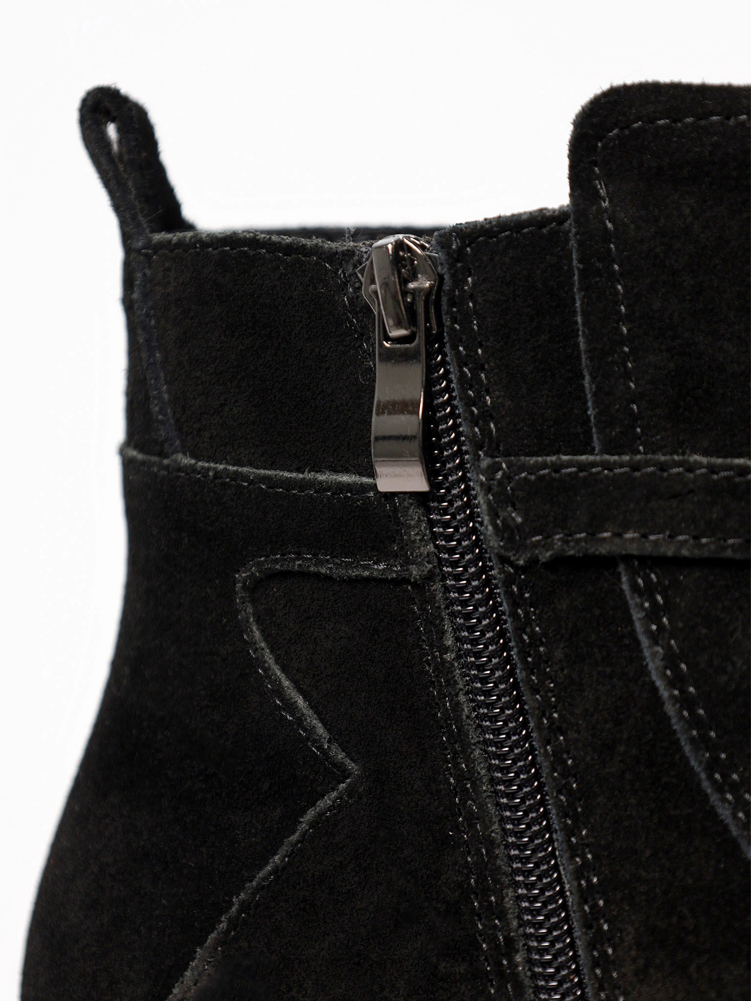 Ботинки черного цвета на высокой платформе